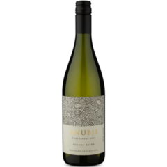 Garrafas de vinho Anubis Chardonnay, com rótulo detalhado e fundo branco.