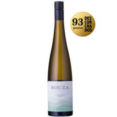 Garrafa de Vinho Bouza Albariño 750ml, com destaque para o selo de 93 pontos.