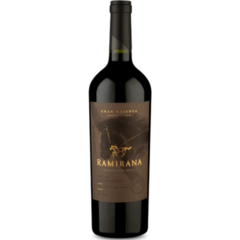 Garrafa de Vinho Ramirana Gran Reserva Carménère - Syrah 750ml com rótulo elegante em fundo escuro.