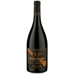 Garrafa de vinho Ramirana Trinidad 750ml com rótulo elegante e design sofisticado.