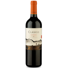 Garrafa de vinho Ventisquero Clásico Carménère 750ml com rótulo claro e detalhe em laranja.