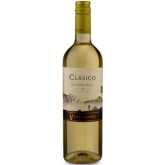 Garrafa de Vinho Ventisquero Clásico Sauvignon Blanc 750ml, com rótulo claro e fundo de montanhas.