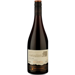 Garrafa de Vinho Vetisquero Reserva Pinot Noir 750ml com rótulo elegante e detalhes em tons de bege e preto.