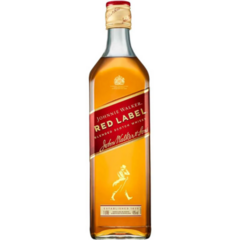 Garrafa de whisky Johnnie Walker Red Label, destacando sua cor âmbar e rótulo vermelho.