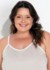 Camisola bege em malha crepe com decote redondo e botões decorativos, modelo plus size, fotografada em ambiente claro.