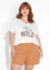 Pijama curto em malha de algodão, decote em V transpassado e recorte nas costas, modelo plus size, com estampa "Stay WILD".