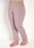 Pijama longo em malha de algodão na cor lilás, com decote V e estampa frontal, ideal para tamanhos plus size, combinado com chinelos rosa.