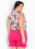 Pijama regata curto em malha de poliéster plus size, com babado na barra e estampa floral em tons de rosa.