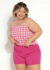 Pijama xadrez em malha plus size com alças e decote redondo, na cor rosa, acompanhado de shorts rosa.