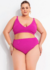 Calcinha biquíni hot pant rosa em malha canelada, modelo plus size, com elástico, usada por uma mulher com cabelo preso e brincos grandes.