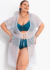 Saída de praia em malha arrastão branca, com amarração, sobre um biquíni azul, modelo plus size, destacando estilo e conforto.