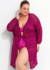 Saída de praia em tricô na cor roxa, com manga bufante e amarração, modelagem plus size, combinando com um biquíni rosa.