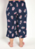 Pijama plus size em malha com estampa floral, vista traseira das calças pantacourt com cordão de cetim.