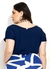 Modelo plus size usando blusa azul com detalhes nas costas, vista de trás.