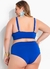 Modelo plus size com biquíni azul, vista de costas, usando brincos grandes e acessórios de pulso.