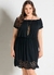 Modelo plus size usando um vestido preto de ombro a ombro, com recortes florais na barra.