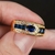 Anillo dorado de banda de lujo incrustado en internet