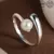 Anillo plateado brillante con perla blanca