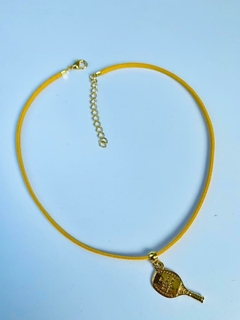 CHOKER COURINHO AMARELA COM PINGENTE BEACHT TÊNNIS - comprar online