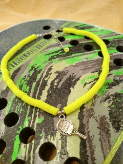 CHOKER DE BORRACHA VERDE NEON COM PINGENTE BEACH TÊNNIS