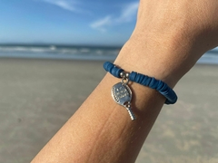 PULSEIRA DE BORRACHA AZUL COM PINGENTE BEACH TÊNNIS - loumarinhobt