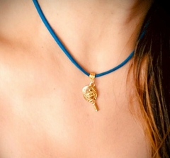 CHOKER COURINHO AZUL COM PINGENTE BEACHT TÊNNIS