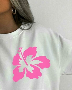 Remera Flor hawaiana