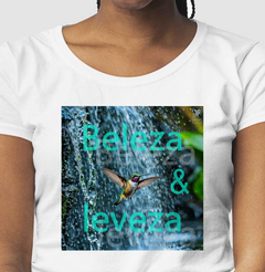 Camiseta feminina estampa beija-flor