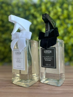 Água perfumada para roupas. Embalagens de plástico de 500ml com laço preto e branco,