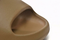 YEEZY SLIDE "OCHRE" na internet