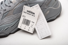 Imagem do YEEZY 700 "HOSPITAL BLUE"