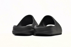 YEEZY SLIDE "ONYX" - Urso Importador