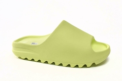 YEEZY SLIDE "GLOW GREEN" na internet