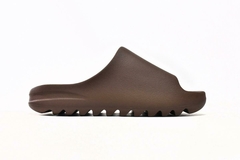 YEEZY SLIDE "FLAX BROWN" na internet