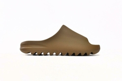 YEEZY SLIDE "OCHRE" - Urso Importador