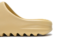 YEEZY SLIDE "DESERT SAND" - Urso Importador