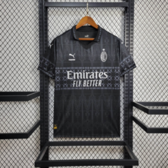 Camiseta AC Milan x Pleasures 23/24 Versão Torcedor na internet