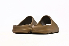 YEEZY SLIDE "OCHRE" - Urso Importador