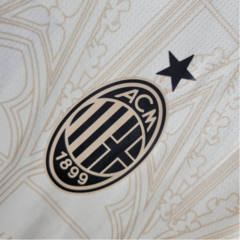 Camiseta AC Milan x Pleasures 23/24 Versão Torcedor na internet