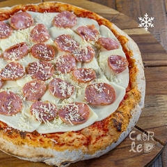 Pizza Castelões com Calabresa Artesanal e Parmesão