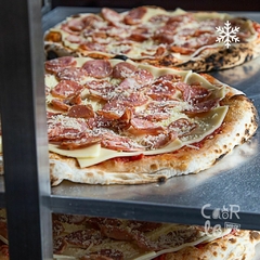 Pizza Castelões com Calabresa Artesanal e Parmesão na internet