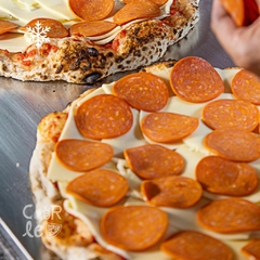 Pizza Dali com Pepperoni e mozzarella na internet