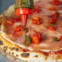 Pizza Gaudi com Presunto Cru Espanhol e Pesto de Manjericão - loja online