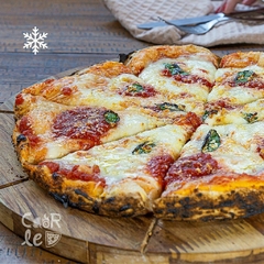 Pizza Marguerita Artesanal com Parmesão e Manjericão - comprar online