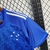 Imagem da nova camisa titular do Cruzeiro 2024/25 Adidas, azul com detalhes em losangos e estrelas, homenagem às conquistas de 1992 a 1995.