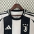 Imagem da nova camisa titular da Juventus 2024/25, com listras pretas e brancas, detalhes dourados nas mangas e na gola, escudo centralizado, logotipo da Adidas e patrocínio Jeep.