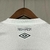 Nova camisa titular do Santos 2024/25 Umbro - Detalhe da Vila Belmiro em embossing, gola Y, detalhes pretos.