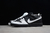 Tenis Nike SB Dunk Low 'Yin Yang' com design em preto e branco, parte superior de couro e solado de borracha.