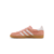 Tenis Adidas Gazelle Indoor na cor rosa clay, com detalhes em branco e sola de borracha.