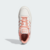 Tenis Adidas Forum Low na cor rosa, com detalhes em branco e sola translúcida.